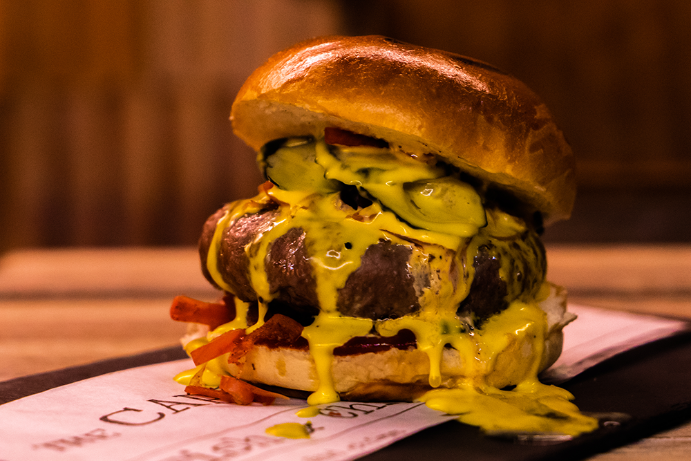 Hamburguesa de vacuno mayor "La Finca" con cheddar, encurtidos y salsa barbacoa con cerveza ahumada